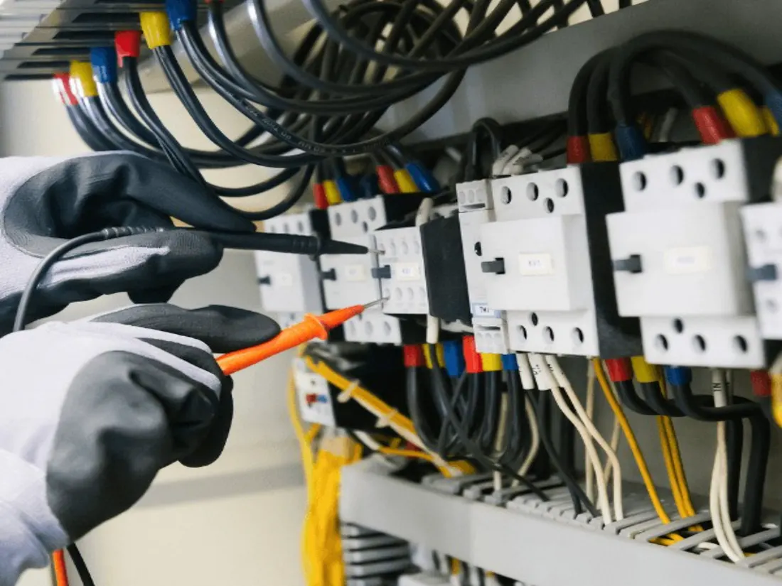 Jourelektriker mäter elcentral med multimeter